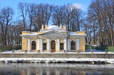 St Petersburg, Rusya, Şubat, 27, 2018. Saint Petersburg kahve (Kofeyny) ev Fontanka Nehri kışın güneşli günde çıkabilir. 1826 yer inşa