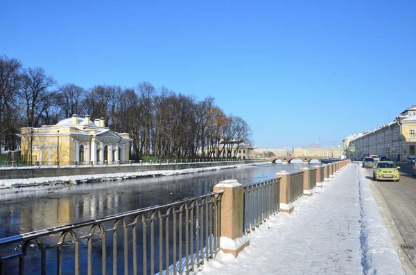 St Petersburg, Rusya, Şubat, 27, 2018. Saint Petersburg kahve (Kofeyny) ev Fontanka Nehri kışın güneşli günde çıkabilir. 1826 yer inşa
