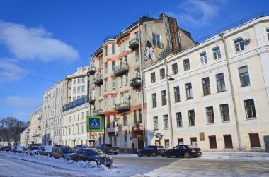 St Petersburg, Rusya, Şubat, 27, 2018. Kışın Gangutskaya Caddesi üzerinde park edilmiş arabalar
