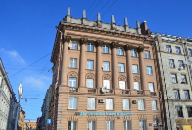 St Petersburg, Rusya, Şubat, 27, 2018. Konut Binası, Gangutskaya Caddesi ve tuz (Solyaoy) lane kesişimindeki 1950-1960 yıllarda Stalinist Neoclassicism tarzında inşa edilmiş