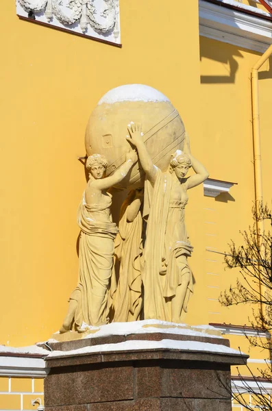 圣彼得堡 俄罗斯 2018 阿特兰的雕塑 支撑着天堂的拱顶 在圣彼得堡的金钟大楼前 — 图库照片