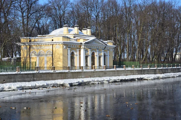 St Petersburg, Rusya, Şubat, 27, 2018. Saint Petersburg kahve (Kofeyny) ev Fontanka Nehri kışın güneşli günde çıkabilir. 1826 yer inşa