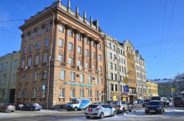 St Petersburg, Rusya, Şubat, 27, 2018. Konut Binası, Gangutskaya Caddesi ve tuz (Solyaoy) lane kesişimindeki 1950-1960 yıllarda Stalinist Neoclassicism tarzında inşa edilmiş