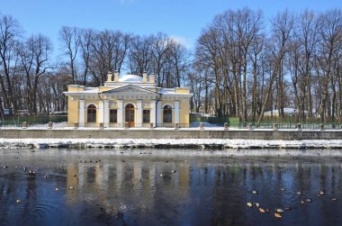 St Petersburg, Rusya, Şubat, 27, 2018. Saint Petersburg kahve (Kofeyny) ev Fontanka Nehri kışın güneşli günde çıkabilir. 1826 yer inşa