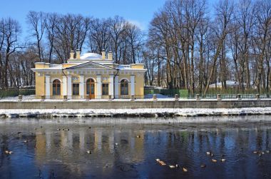 St Petersburg, Rusya, Şubat, 27, 2018. Saint Petersburg kahve (Kofeyny) ev Fontanka Nehri kışın güneşli günde çıkabilir. 1826 yer inşa