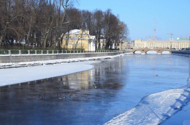 St Petersburg, Rusya, Şubat, 27, 2018. Saint Petersburg kahve (Kofeyny) ev Fontanka Nehri kışın güneşli günde çıkabilir. 1826 yer inşa