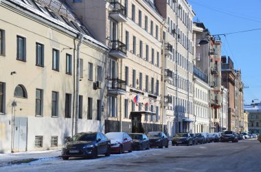 St Petersburg, Rusya, Şubat, 27, 2018. Gangutskaya street, Saint Petersburg kenarında park etmiş arabalar
