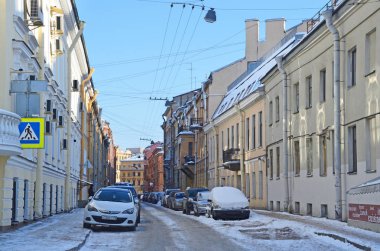 St Petersburg, Rusya, Şubat, 27, 2018. Saint Petersburg silâhtar Fedorov sokak tarafında arabalar Park