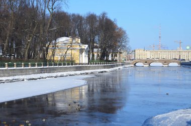 St Petersburg, Rusya, Şubat, 27, 2018. Saint Petersburg kahve (Kofeyny) ev Fontanka Nehri kışın güneşli günde çıkabilir. 1826 yer inşa