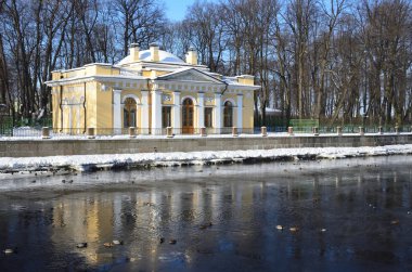 St Petersburg, Rusya, Şubat, 27, 2018. Saint Petersburg kahve (Kofeyny) ev Fontanka Nehri kışın güneşli günde çıkabilir. 1826 yer inşa
