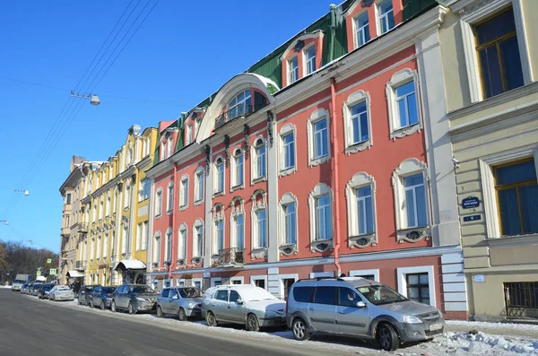 São Petersburgo Rússia Fevereiro 2018 Carros Perto Casa Aterro Rio — Fotografia de Stock