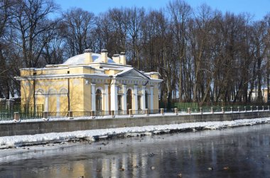 St Petersburg, Rusya, Şubat, 27, 2018. Saint Petersburg kahve (Kofeyny) ev Fontanka Nehri kışın güneşli günde çıkabilir. 1826 yer inşa