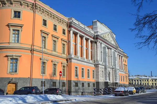 Petersburg Ryssland Februari 2018 Bilar Nära Mikhailovskij Slottet Vintern Fontanka — Stockfoto