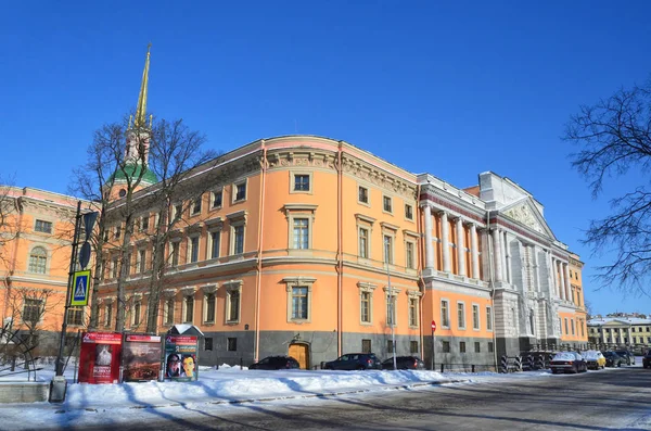 São Petersburgo Rússia Fevereiro 2018 Carros Perto Castelo Mikhailovsky Inverno — Fotografia de Stock