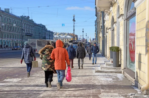 San Petersburgo Rusia Febrero 2018 Personas Nieve Caminando Largo Nevsky — Foto de Stock