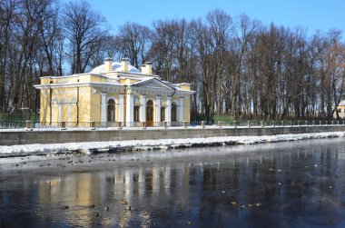 St Petersburg, Rusya, Şubat, 27, 2018. Saint Petersburg kahve (Kofeyny) ev Fontanka Nehri kışın güneşli günde çıkabilir. 1826 yer inşa