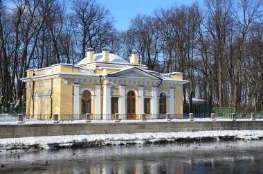 St Petersburg, Rusya, Şubat, 27, 2018. Saint Petersburg kahve (Kofeyny) ev Fontanka Nehri kışın güneşli günde çıkabilir. 1826 yer inşa