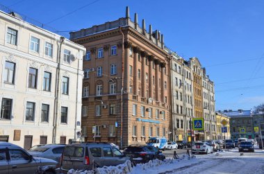 St Petersburg, Rusya, Şubat, 27, 2018. Kışın Gangutskaya Caddesi üzerinde park edilmiş arabalar