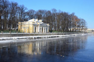St Petersburg, Rusya, Şubat, 27, 2018. Saint Petersburg kahve (Kofeyny) ev Fontanka Nehri kışın güneşli günde çıkabilir. 1826 yer inşa