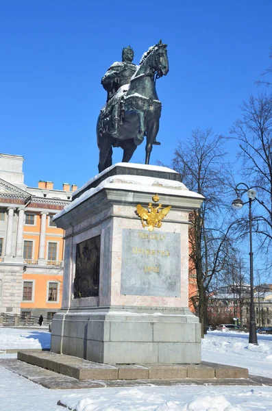 サンクトペテルブルグ ロシアは 2018 皇帝ピョートル大帝の記念碑と冬のミハイロフ スキー城 フォンタンカ セント ピーターズバーグ — ストック写真