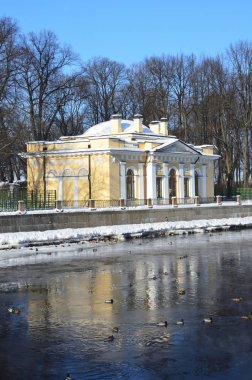 St Petersburg, Rusya, Şubat, 27, 2018. Saint Petersburg kahve (Kofeyny) ev Fontanka Nehri kışın güneşli günde çıkabilir. 1826 yer inşa