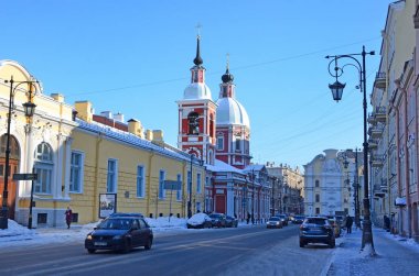 St Petersburg, Rusya, Şubat, 27, 2018. Güneşli havalarda kışın Pestel sokak arabalar