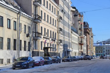 St Petersburg, Rusya, Şubat, 27, 2018. Gangutskaya street, Saint Petersburg kenarında park etmiş arabalar