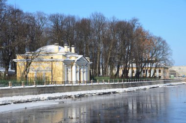 St Petersburg, Rusya, Şubat, 27, 2018. Saint Petersburg kahve (Kofeyny) ev Fontanka Nehri kışın güneşli günde çıkabilir. 1826 yer inşa