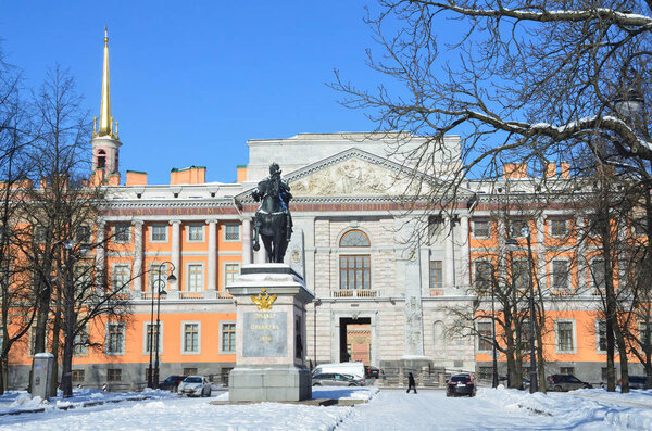 Санкт-Петербург, Россия, 27 февраля 2018 года. Памятник императору Петру I и Михайловскому замку зимой и днем, Санкт-Петербург

