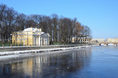 St Petersburg, Rusya, Şubat, 27, 2018. Saint Petersburg kahve (Kofeyny) ev Fontanka Nehri kışın güneşli günde çıkabilir. 1826 yer inşa