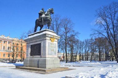 St Petersburg, Rusya, Şubat, 27, 2018. İmparator Peter güneşli bir gün, Saint-Petersburg kışın kalede Mikhailovsky önünde büyük anıt