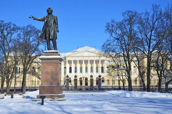 サンクトペテルブルグ ロシアは 2018 サンクトペテルブルクのロシア美術館の前に Pushkin の記念碑 — ストック写真