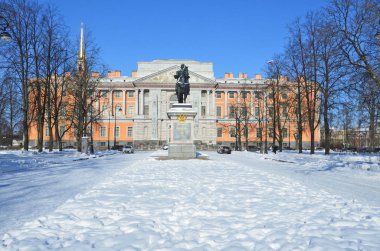 St Petersburg, Rusya, Şubat, 27, 2018. İmparator Peter büyük ve Mikhailovsky Anıtı kale kışın ben su y gün, Saint-Petersburg