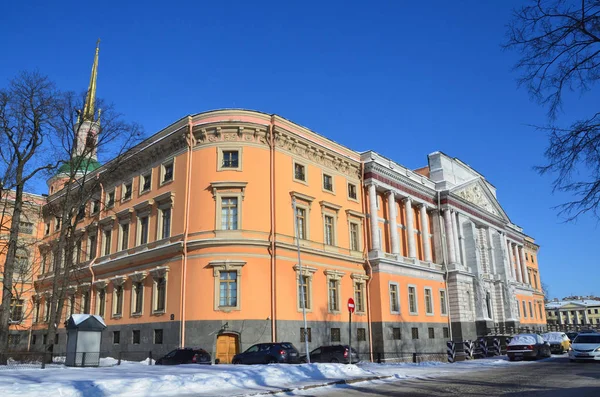 Petersburg Ryssland Februari 2018 Bilar Nära Mikhailovskij Slottet Vintern Fontanka — Stockfoto