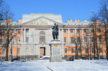 St Petersburg, Rusya, Şubat, 27, 2018. İmparator Peter büyük ve Mikhailovsky Anıtı kale kışın ben su y gün, Saint-Petersburg
