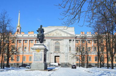 St Petersburg, Rusya, Şubat, 27, 2018. İmparator Peter büyük ve Mikhailovsky Anıtı kale kışın ben su y gün, Saint-Petersburg