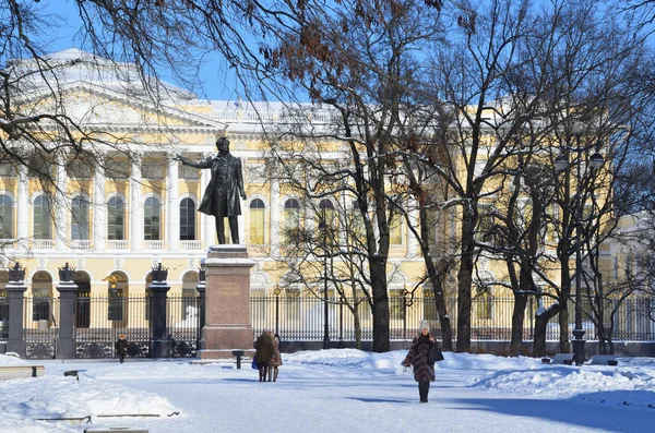 San Petersburgo Rusia Febrero 2018 Gente Caminando Cerca Del Museo — Foto de Stock