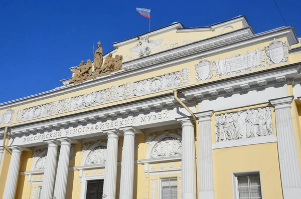 サンクトペテルブルグ ロシアは 2018 青空とロシア民族学博物館の屋根裏部屋の彫刻群 セント ピーターズバーグ — ストック写真
