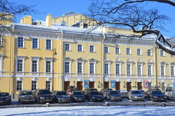 São Petersburgo Rússia Fevereiro 2018 Carros Perto Teatro Mikhailovsky São — Fotografia de Stock
