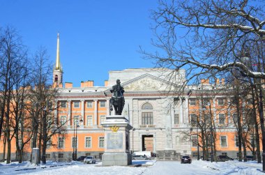 St Petersburg, Rusya, Şubat, 27, 2018. İmparator Peter büyük ve Mikhailovsky Anıtı kale kışın ben su y gün, Saint-Petersburg