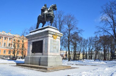 St Petersburg, Rusya, Şubat, 27, 2018. İmparator Peter güneşli bir gün, Saint-Petersburg kışın kalede Mikhailovsky önünde büyük anıt