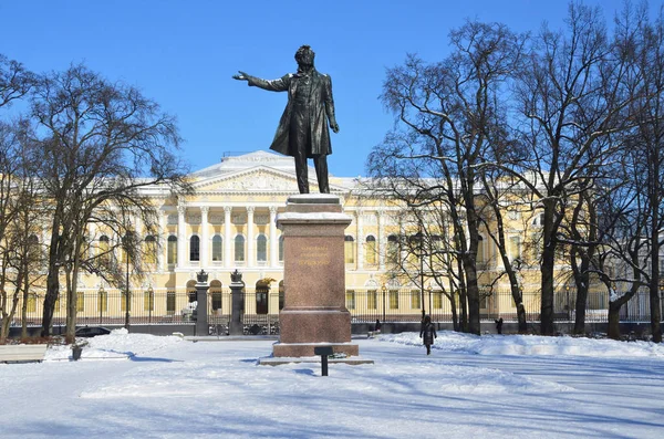 San Petersburgo Rusia Febrero 2018 Monumento Pushkin Frente Museo Ruso —  Fotos de Stock