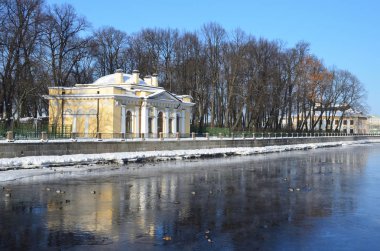 St Petersburg, Rusya, Şubat, 27, 2018. Saint Petersburg kahve (Kofeyny) ev Fontanka Nehri kışın güneşli günde çıkabilir. 1826 yer inşa