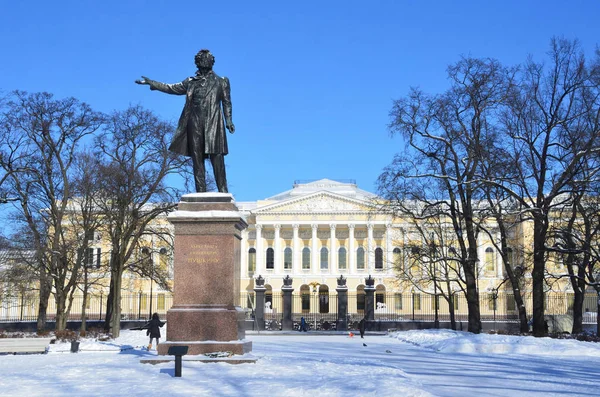 サンクトペテルブルグ ロシアは 2018 サンクトペテルブルクのロシア美術館の前に Pushkin の記念碑 — ストック写真