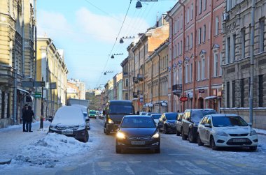 St Petersburg, Rusya, Şubat, 27, 2018. Kış sabahları Gagarinskaya Caddesi üzerinde park edilmiş arabalar