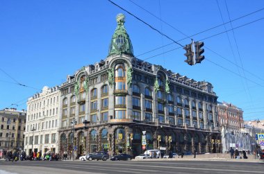 St Petersburg, Rusya, Şubat, 27, 2018. Kitap - ev şirket Zinger binanın insanlar. Saint-Petersburg
