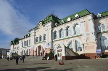 Habarovsk, Rusya, Ekim, 5, 2017. Park etmiş arabalar tren istasyonu Khabarovsk, building yakınındaki
