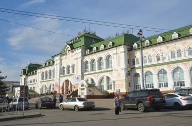 Habarovsk, Rusya, Ekim, 5, 2017. Park etmiş arabalar tren istasyonu Khabarovsk, building yakınındaki