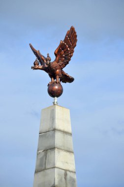 Habarovsk, Rusya, Ekim, 5, 2017. Anıt çift başlı kartal Khabarovsk (1891-1897) mavi gökyüzü