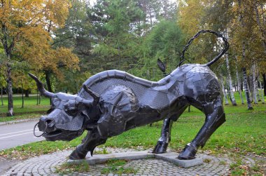 Habarovsk, Rusya, Ekim, 5, 2017. Burç Toros Habarovsk şehir autumnn içinde Amur Bulvarı'nda yapılan heykel